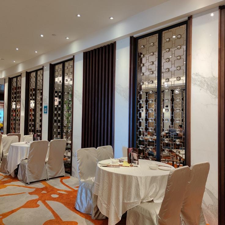 Casual restaurant with booth seating